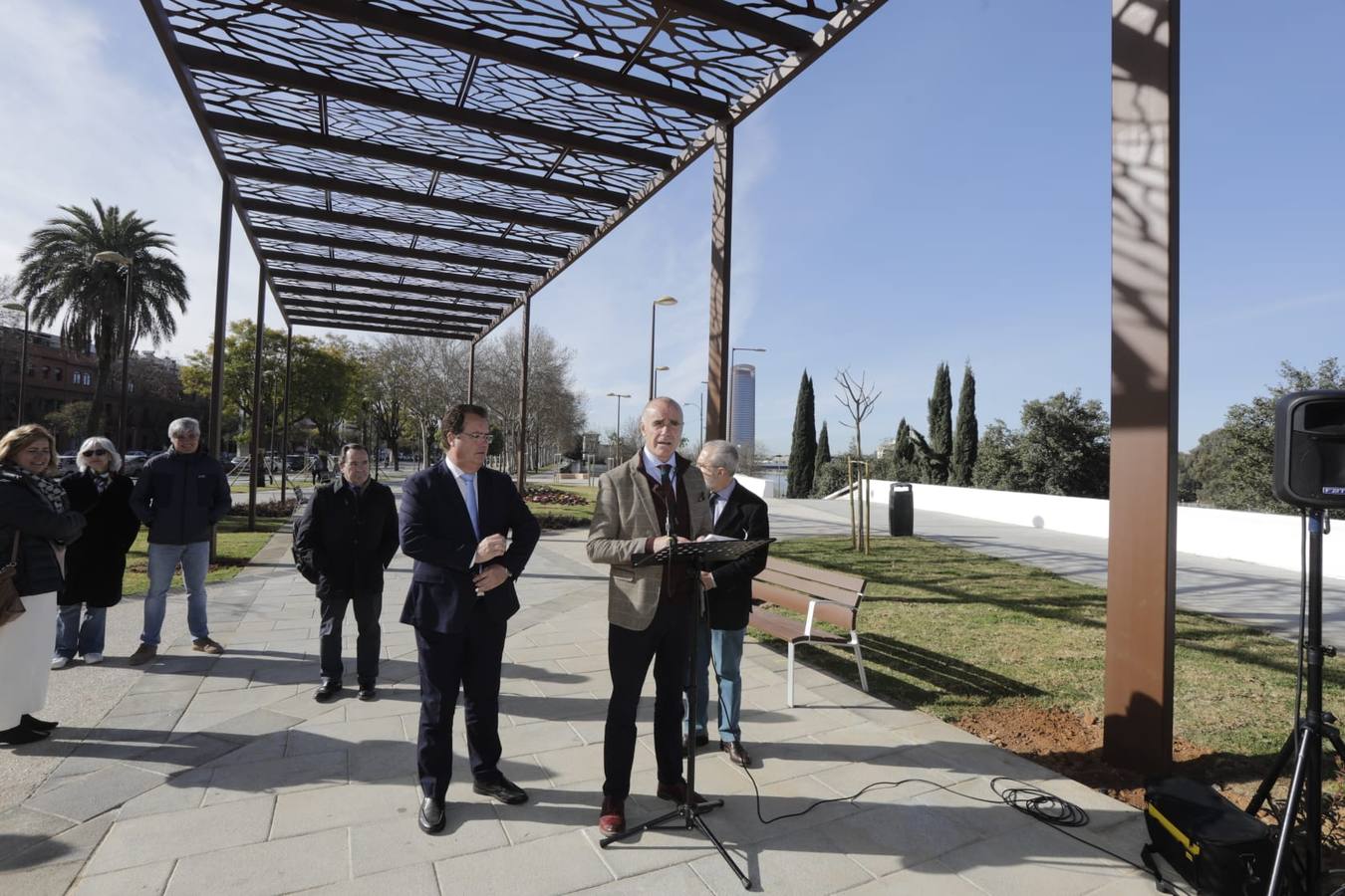 Los sevillanos ya pueden disfrutar de este nuevo tramo de la calle Torneo y de la plaza