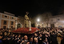 El Señor de la Sentencia desborda la Macarena en una fría noche cuaresmal