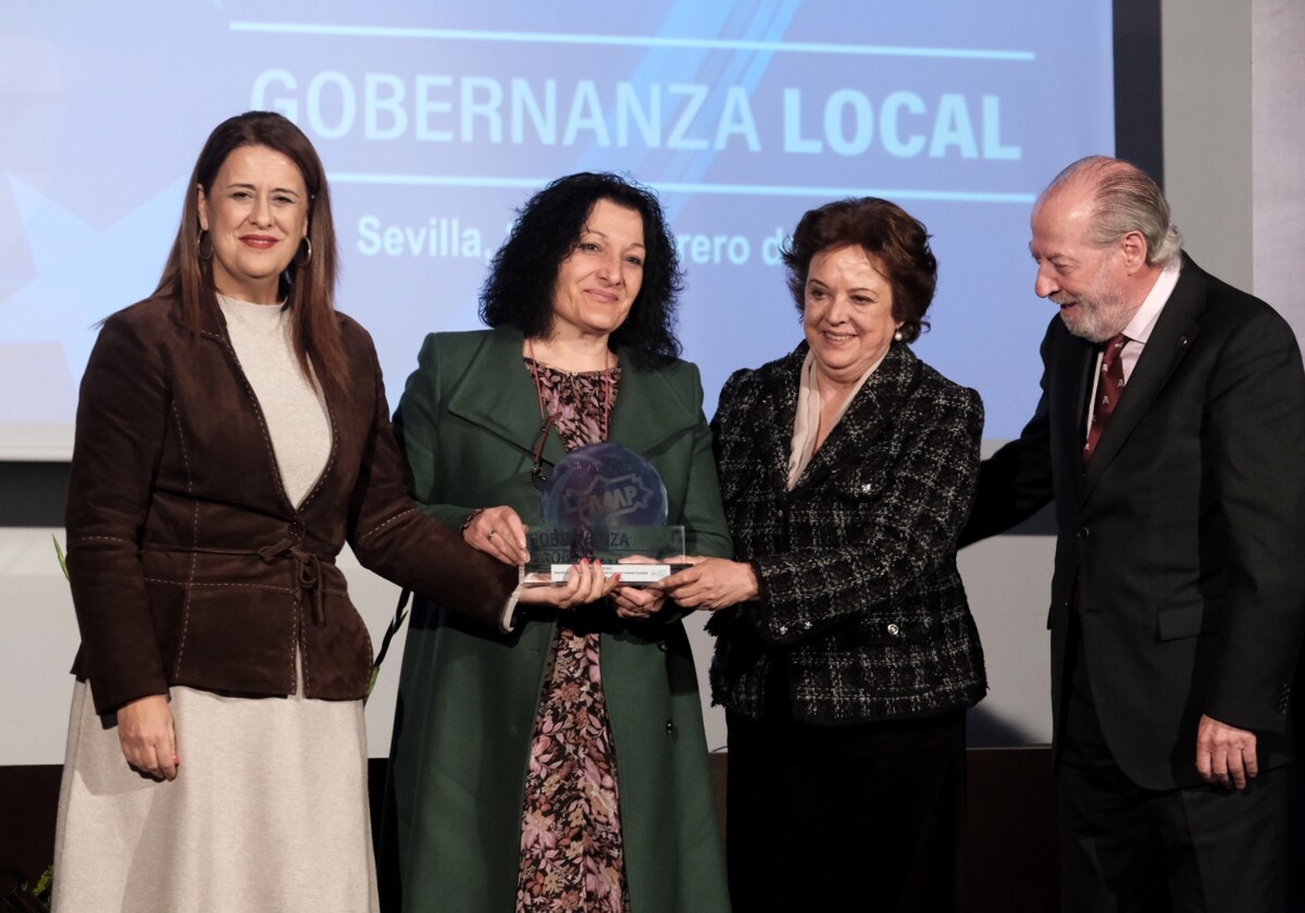 El presidente de la Diputaciòn, Fernando Rodríguez Villalobos entrega los premios