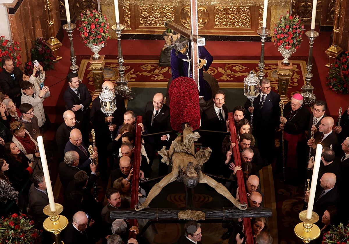 El Cachorro, frente a frente con el Cristo de las Tres Caídas