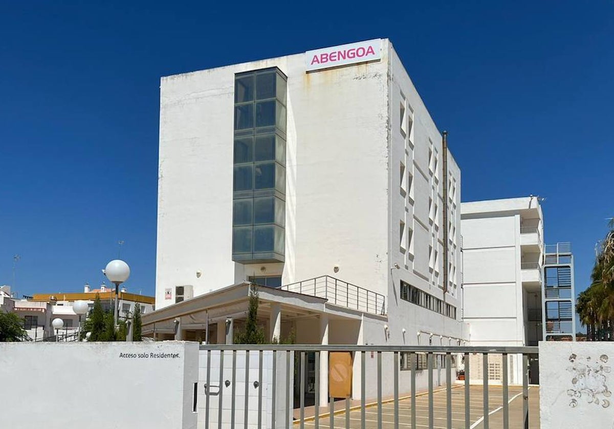 La residencia que Abengoa tenía para sus trabajadores en la playa de La Antilla