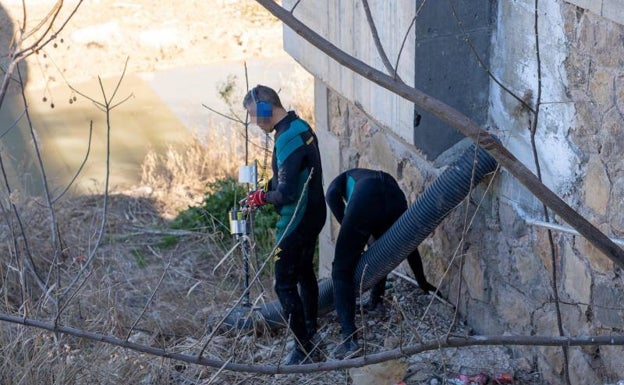 Los investigadores han estado buscando pruebas en los alrededores del lugar en el que se ha encontrado el cuerpo de la menor de El Rubio