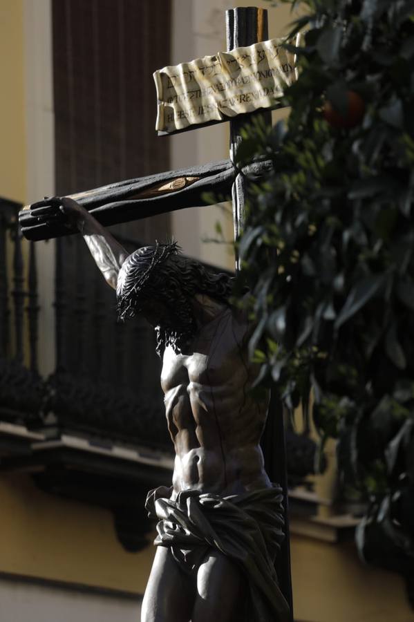 El Cristo de las Almas ha presidido el Viacrucis del Consejo de Cofradías, un clásico en la Cuaresma de Sevilla