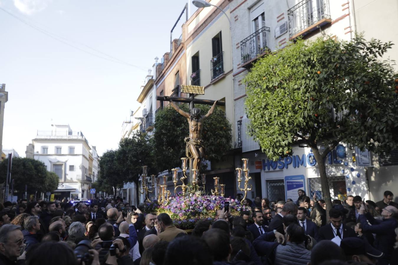 El Cristo de las Almas ha presidido el Viacrucis del Consejo de Cofradías, un clásico en la Cuaresma de Sevilla