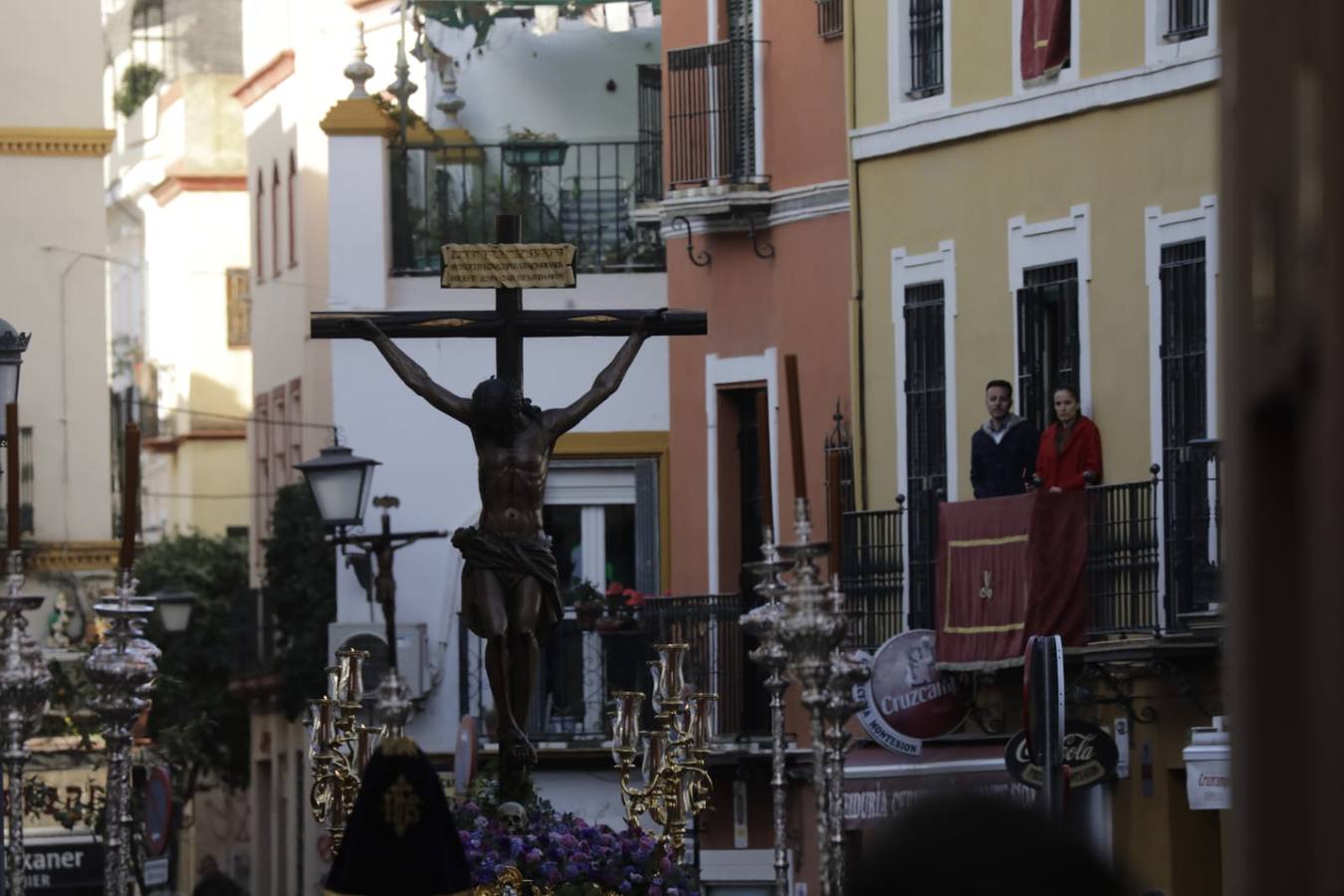 El Cristo de las Almas ha presidido el Viacrucis del Consejo de Cofradías, un clásico en la Cuaresma de Sevilla