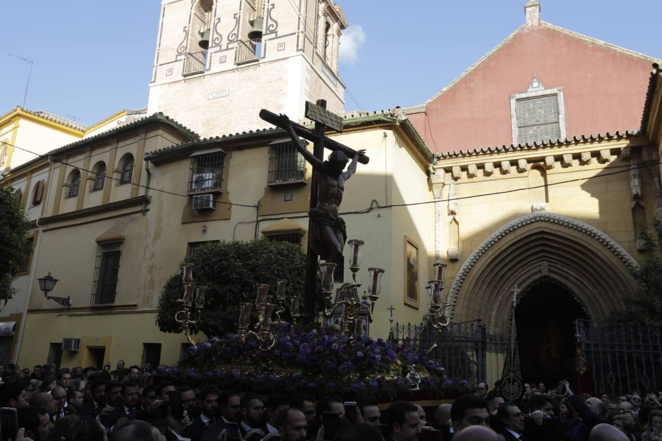 El Cristo de las Almas ha presidido el Viacrucis del Consejo de Cofradías, un clásico en la Cuaresma de Sevilla