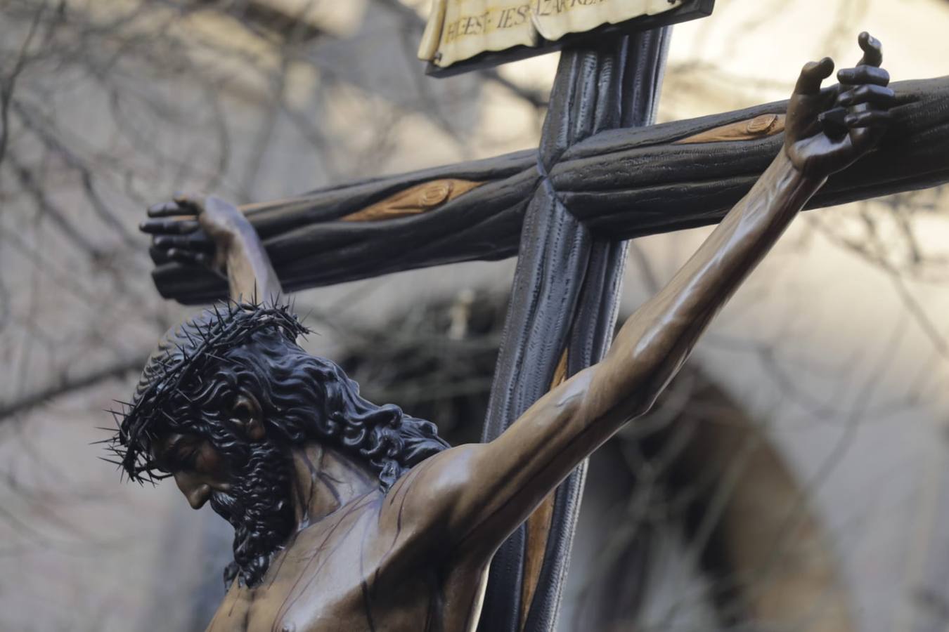 El Cristo de las Almas ha presidido el Viacrucis del Consejo de Cofradías, un clásico en la Cuaresma de Sevilla
