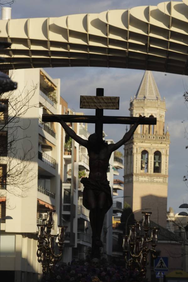 El Cristo de las Almas ha presidido el Viacrucis del Consejo de Cofradías, un clásico en la Cuaresma de Sevilla