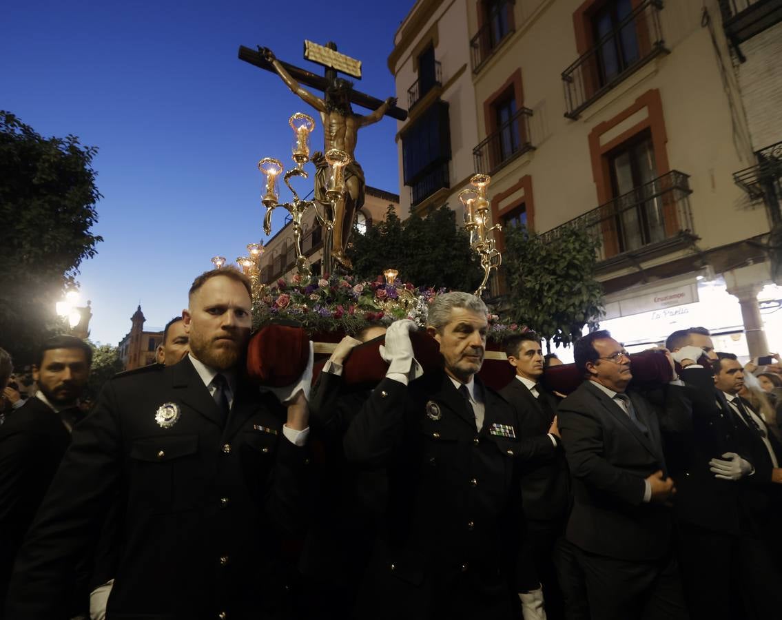 El Cristo de las Almas ha presidido el Viacrucis del Consejo de Cofradías, un clásico en la Cuaresma de Sevilla