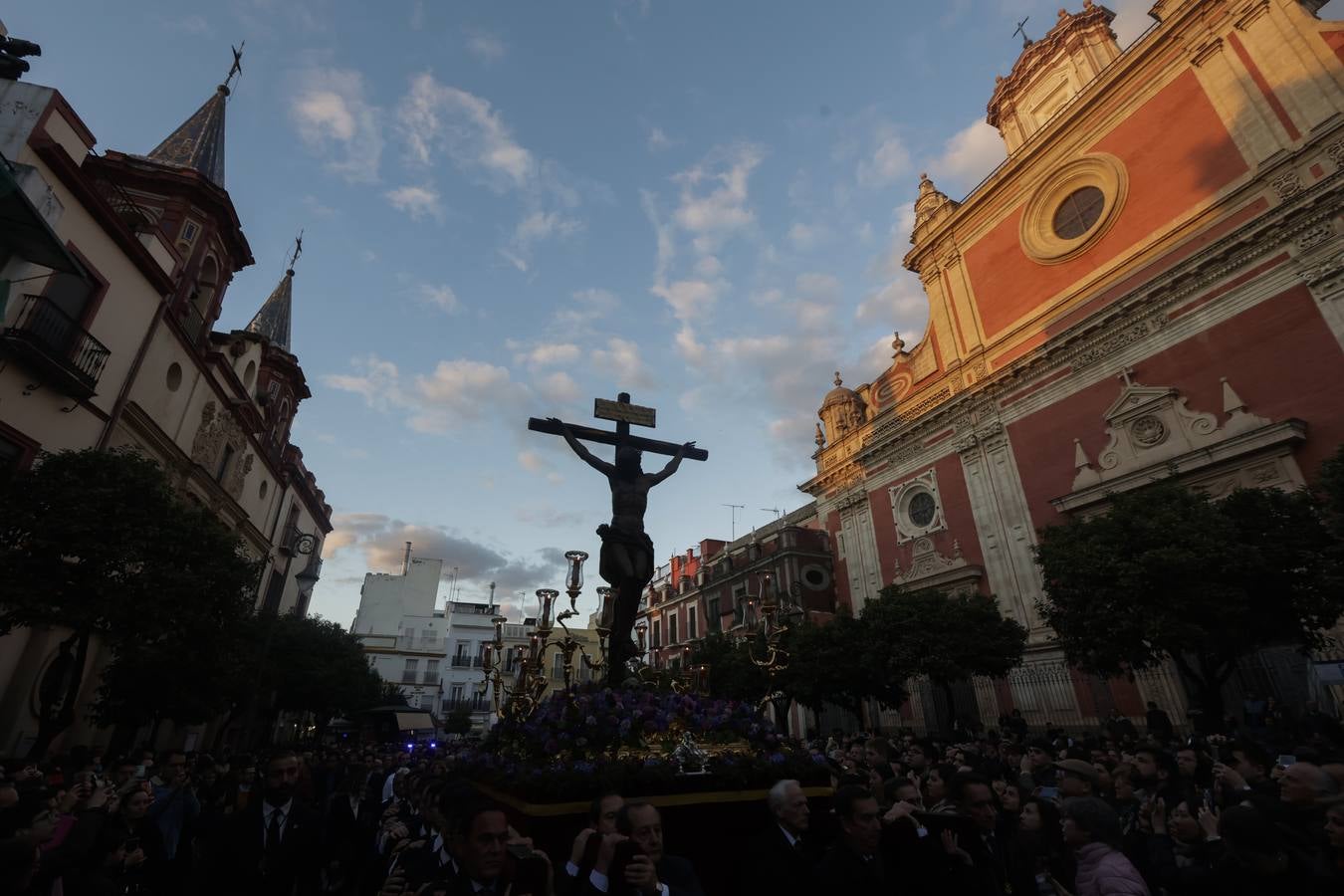 El Cristo de las Almas ha presidido el Viacrucis del Consejo de Cofradías, un clásico en la Cuaresma de Sevilla