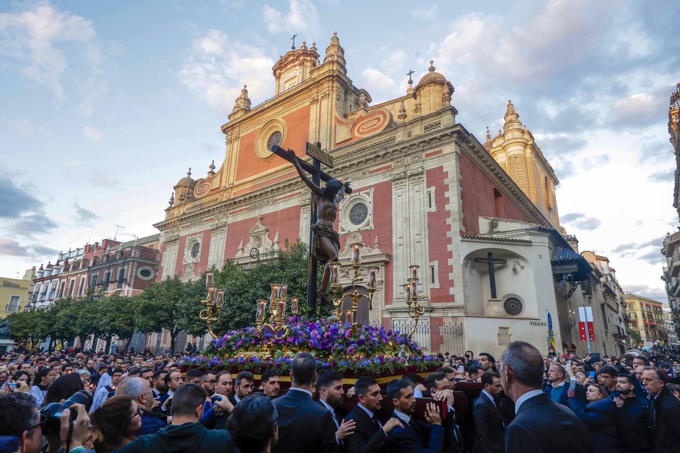 El Cristo de las Almas ha presidido el Viacrucis del Consejo de Cofradías, un clásico en la Cuaresma de Sevilla