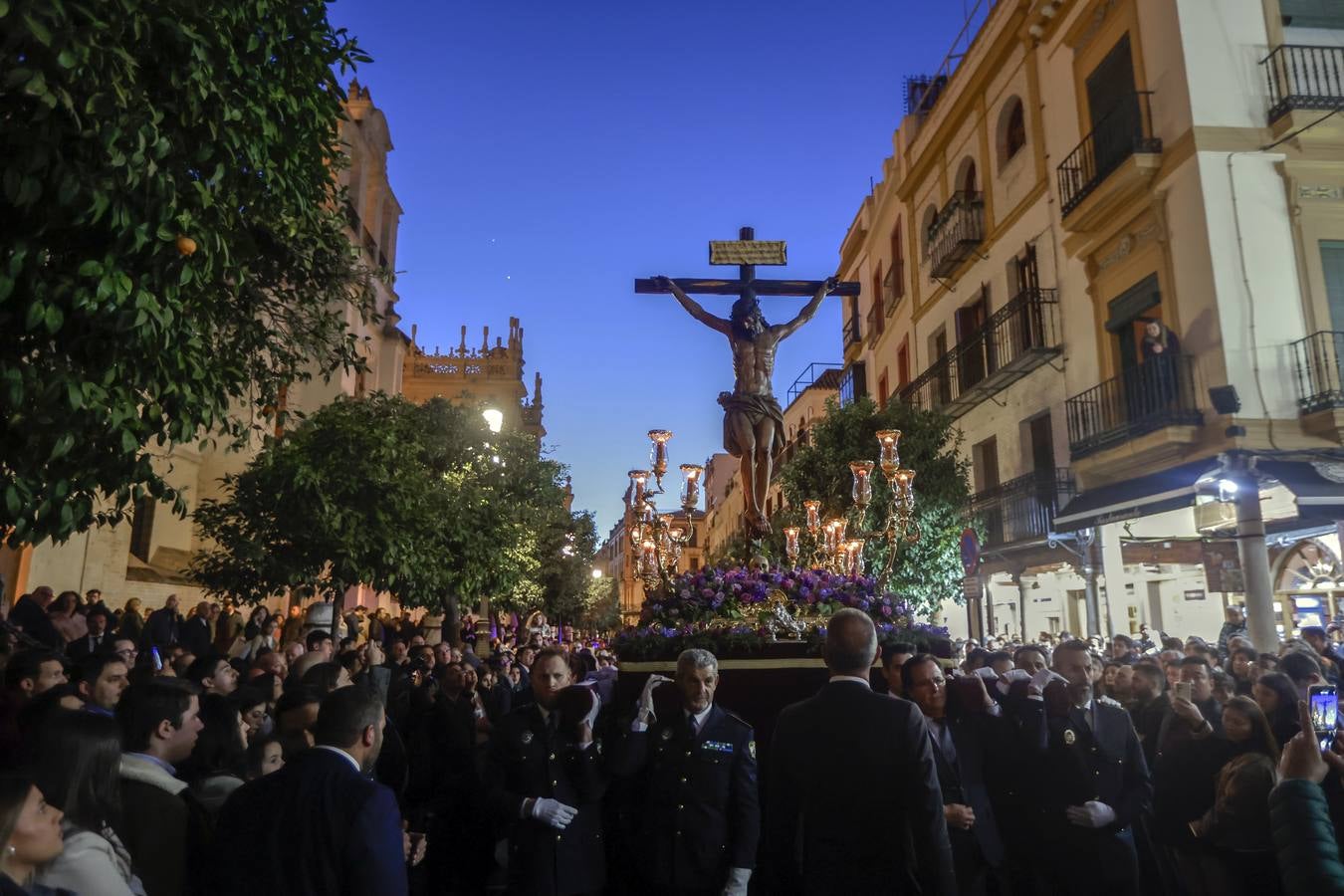 El Cristo de las Almas ha presidido el Viacrucis del Consejo de Cofradías, un clásico en la Cuaresma de Sevilla