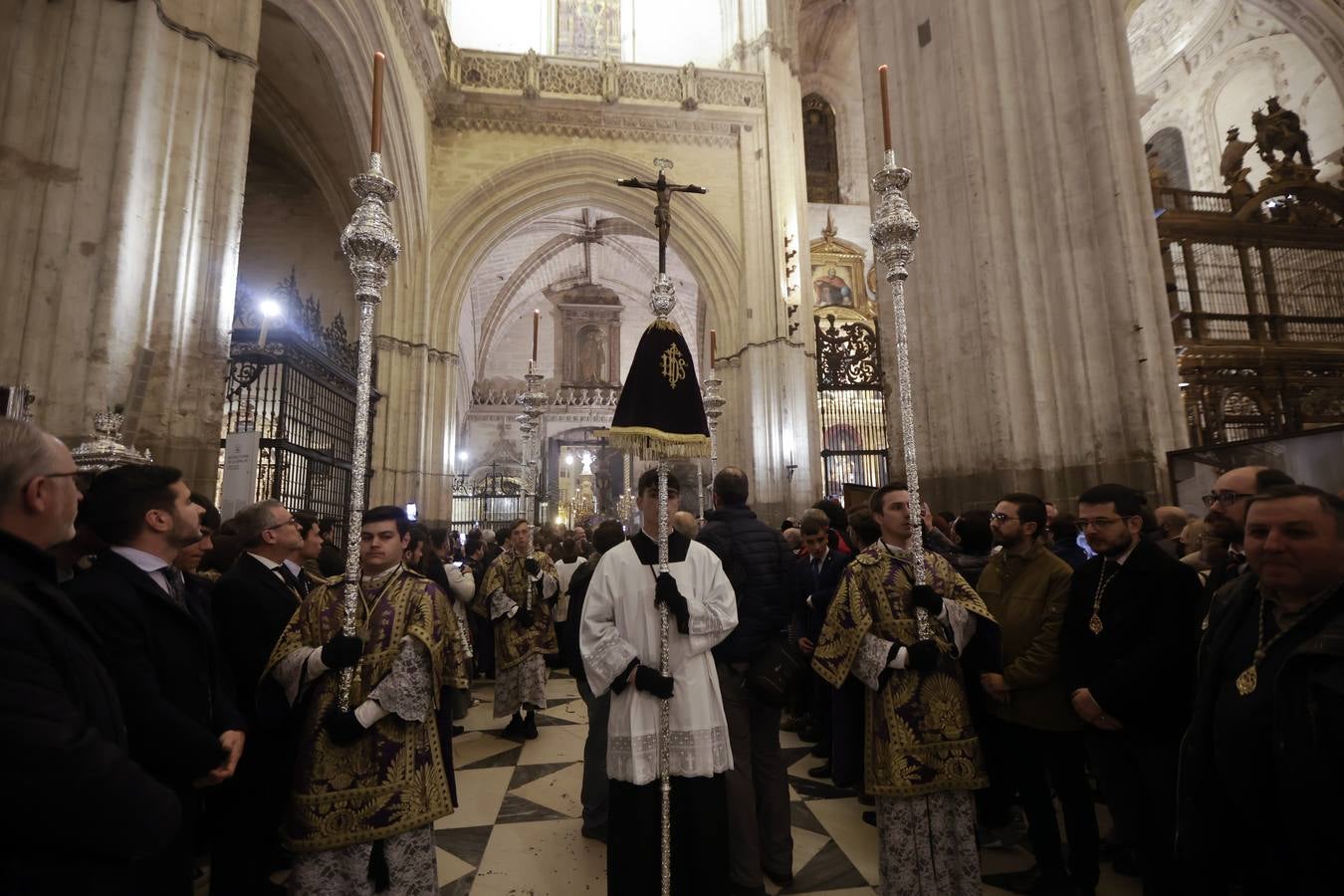 El Cristo de las Almas ha presidido el Viacrucis del Consejo de Cofradías, un clásico en la Cuaresma de Sevilla