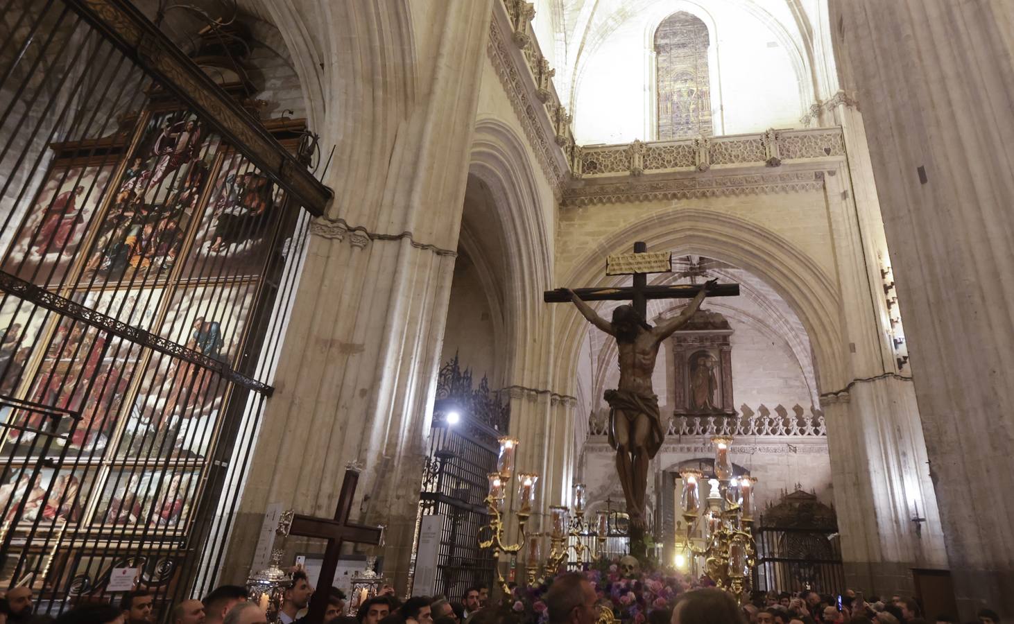 El Cristo de las Almas ha presidido el Viacrucis del Consejo de Cofradías, un clásico en la Cuaresma de Sevilla