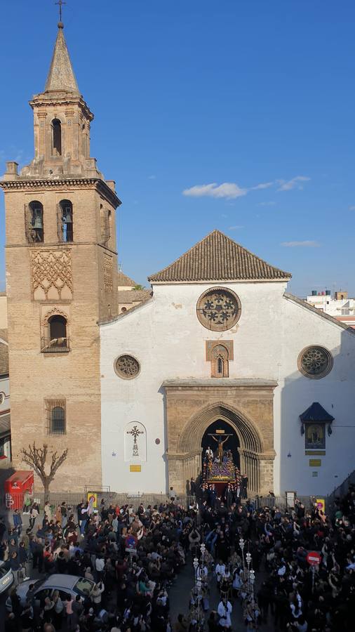 El Cristo de las Almas ha presidido el Viacrucis del Consejo de Cofradías, un clásico en la Cuaresma de Sevilla