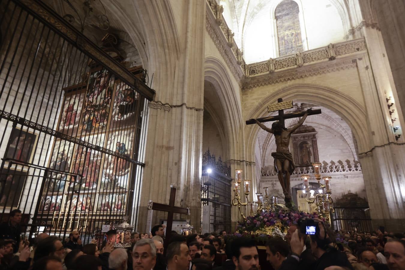 El Cristo de las Almas ha presidido el Viacrucis del Consejo de Cofradías, un clásico en la Cuaresma de Sevilla
