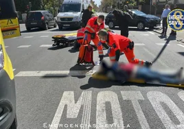 Dos ocupantes de una moto, con lesiones graves tras chocar con un coche en Manuel Siurot