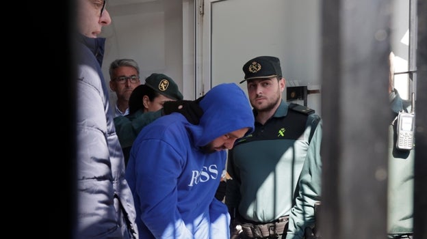 El acusado al salir del juzgado de Osuna