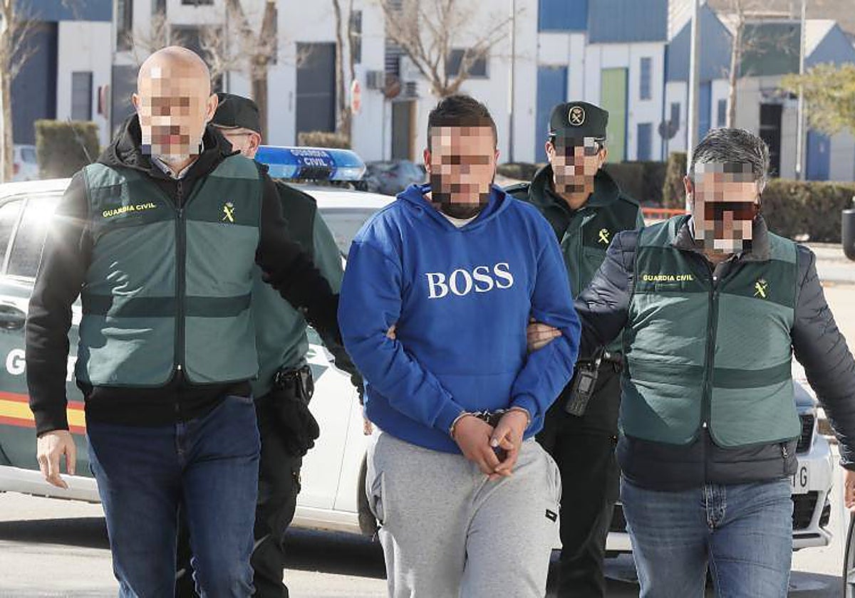 La Guardia Civil dirige a los juzgados de Osuna al joven detenido por la muerte de su pareja en El Rubio
