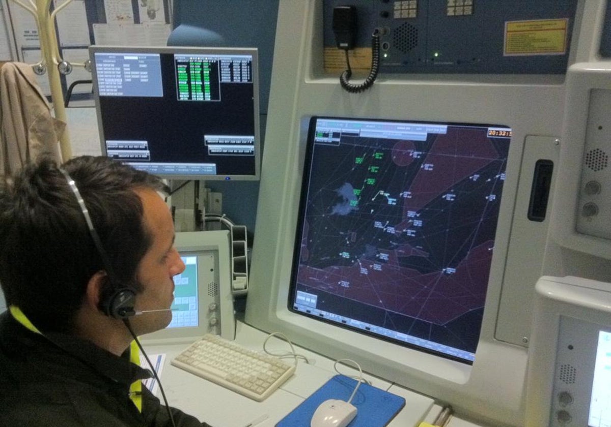 Marcelino Victoria, en su puesto de trabajo en la torre de control de Sevilla