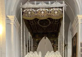 El palio de Santa Cruz, el primero montado para la Semana Santa de Sevilla de 2023