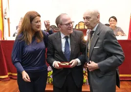 El médico Alberto Pérez Calero y el periodista Salomon Hachuel reciben las medallas del Ateneo
