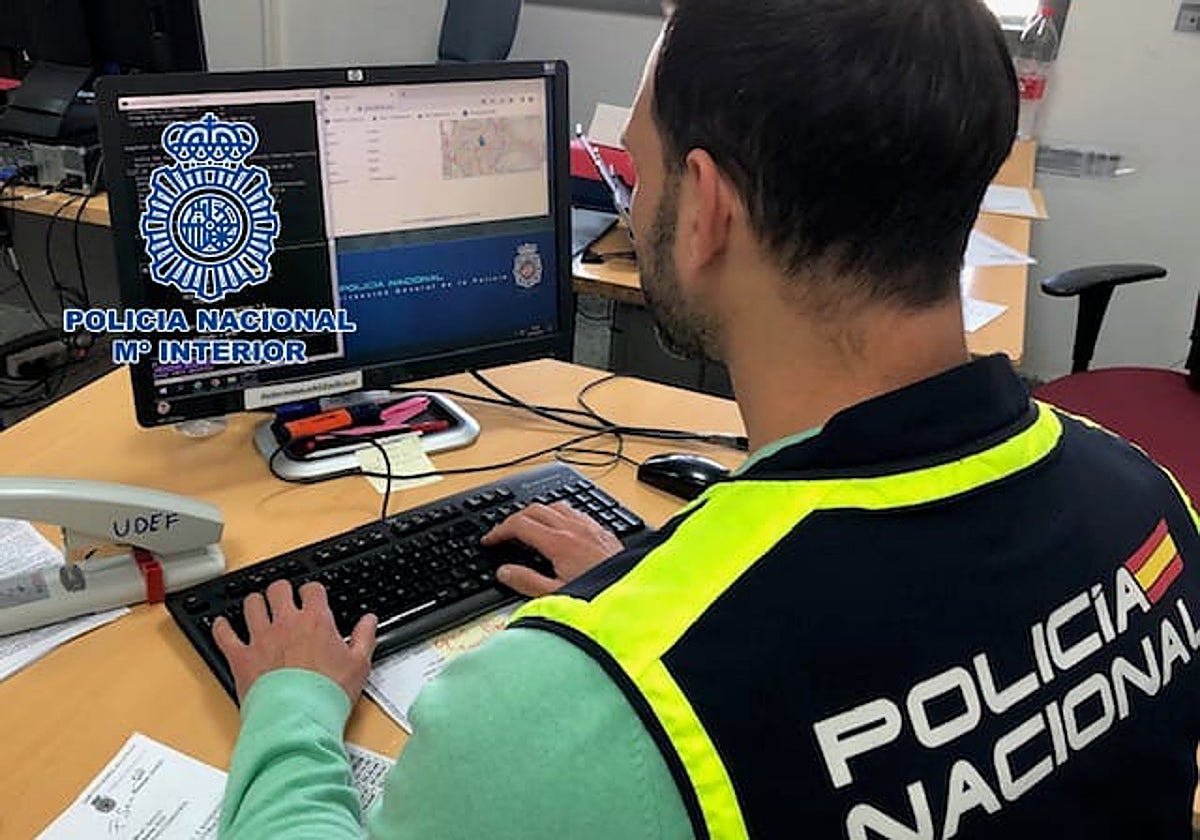 Imagen de archivo de un agente revisando documentación de un caso