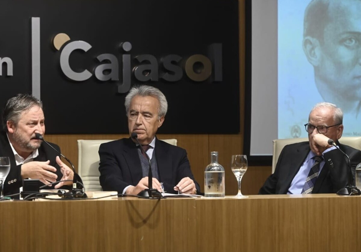José Luis Ferris, Pablo Gutiérrez-Alviz y Alfonso Guerra durante el acto
