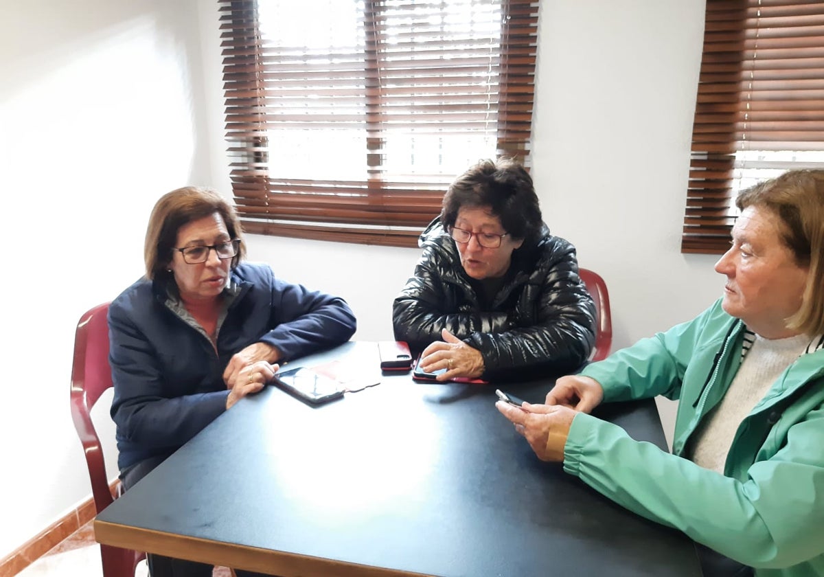 Charo Hernández (en el centro) junto a dos alumnas del curso de móvil