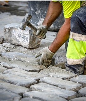Imagen secundaria 2 - 1. Arreglando los adoquines de la Campana antes de Semana Santa, abril de 2017 (Raúl Doblado). 2. Reposición en la calle Goles. 3. Detalles de la colocación de los adoquines en la calle San Jacinto. 