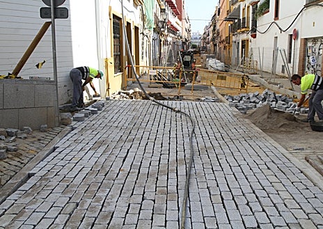 Imagen secundaria 1 - 1. Arreglando los adoquines de la Campana antes de Semana Santa, abril de 2017 (Raúl Doblado). 2. Reposición en la calle Goles. 3. Detalles de la colocación de los adoquines en la calle San Jacinto. 