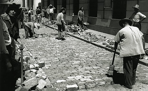 Adoquinando la calle Tetuán de Sevilla
