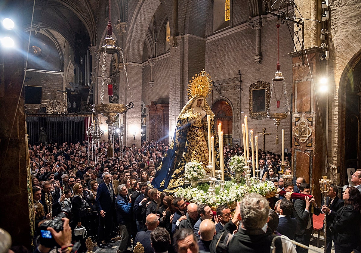 La Esperanza de Triana en la parroquia de Santa Ana