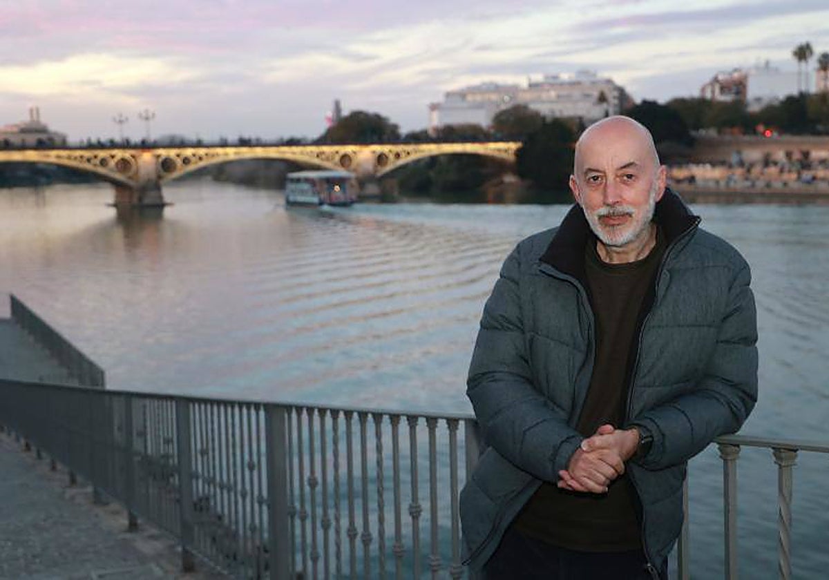 Miguel Olid con el puente de Triana al fondo