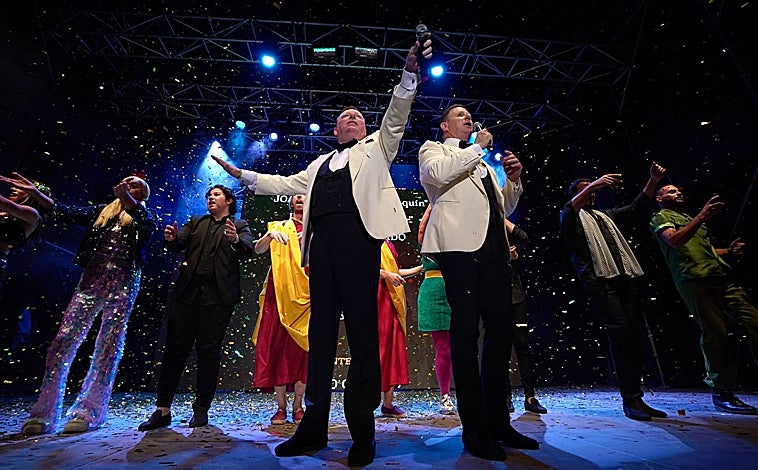 Imagen principal - Arriba, Los Morancos, que son los que más espectadores han logrado en Cartuja Center CITE en estos cinco años. Sobre estas líneas, Miguel Ríos durante su concierto del año pasado y Los Compadres, que han presentado varios espectáculos en este recinto.