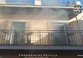 Dos mujeres atendidas tras inhalar humo en el fuego de una vivienda en Palmete