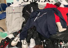Intervenidas más de 300 prendas deportivas falsificadas en el mercadillo de Alcosa