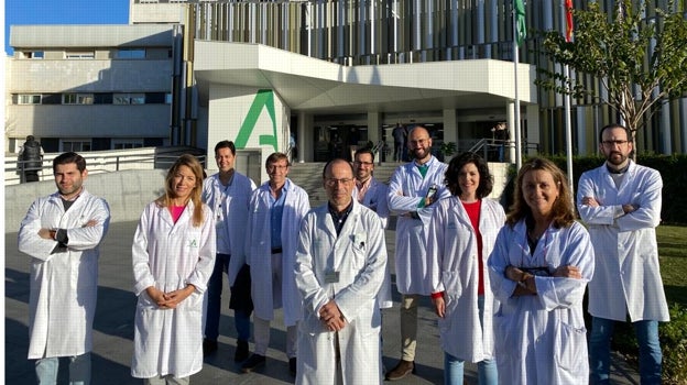 Miembros de la subcomisión de tumores del Virgen Macarena. Primera fila: Francisco Carrasco (Oncología Radioterápica); María Gessa (oftalmóloga); José Antonio Terrón (Radiofísico); Belén Domínguez(Oftalmólogo); Isabel Relimpio; segunda fila,
