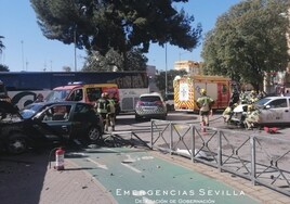 Cuatro heridos leves en un aparatoso accidente al chocar de frente dos turismos en Cerro Amate