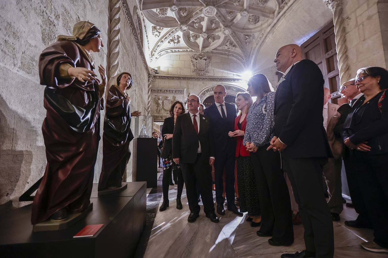 Unas 50 obras componen la exposición de arte sacro en el Ayuntamiento de Sevilla