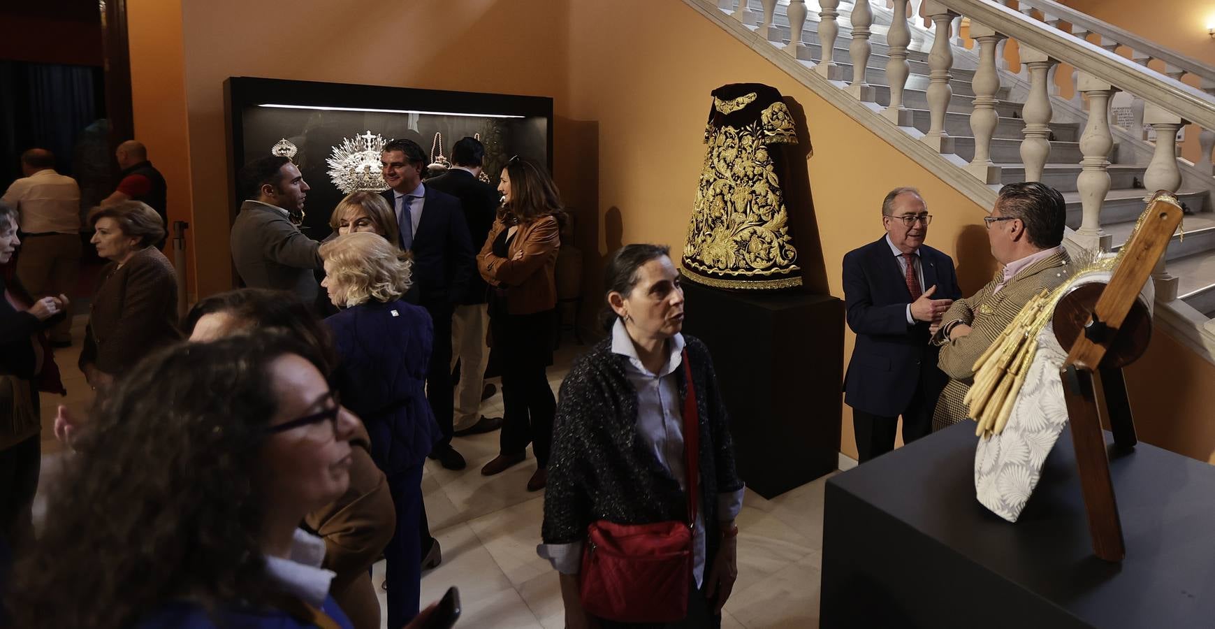 Unas 50 obras componen la exposición de arte sacro en el Ayuntamiento de Sevilla