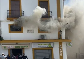 Un aparatoso incendio provoca graves daños en un edificio del centro de Marchena con riesgo de derrumbe