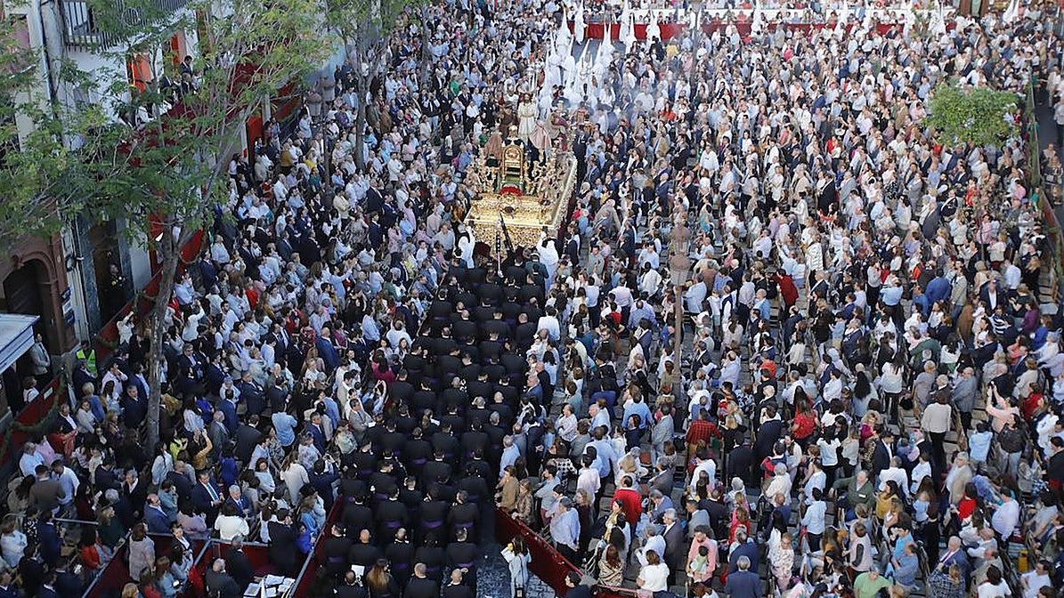 Banda tras el misterio de la Bofetá de la hermandad del Dulce Nombre el Martes Santo