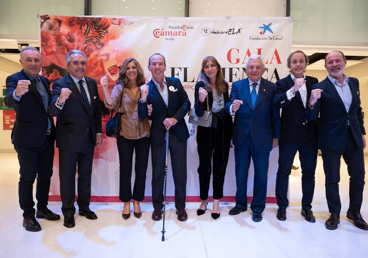 Miembros de las diferentes entidades que han apoyado la gala flamenca en Sevilla