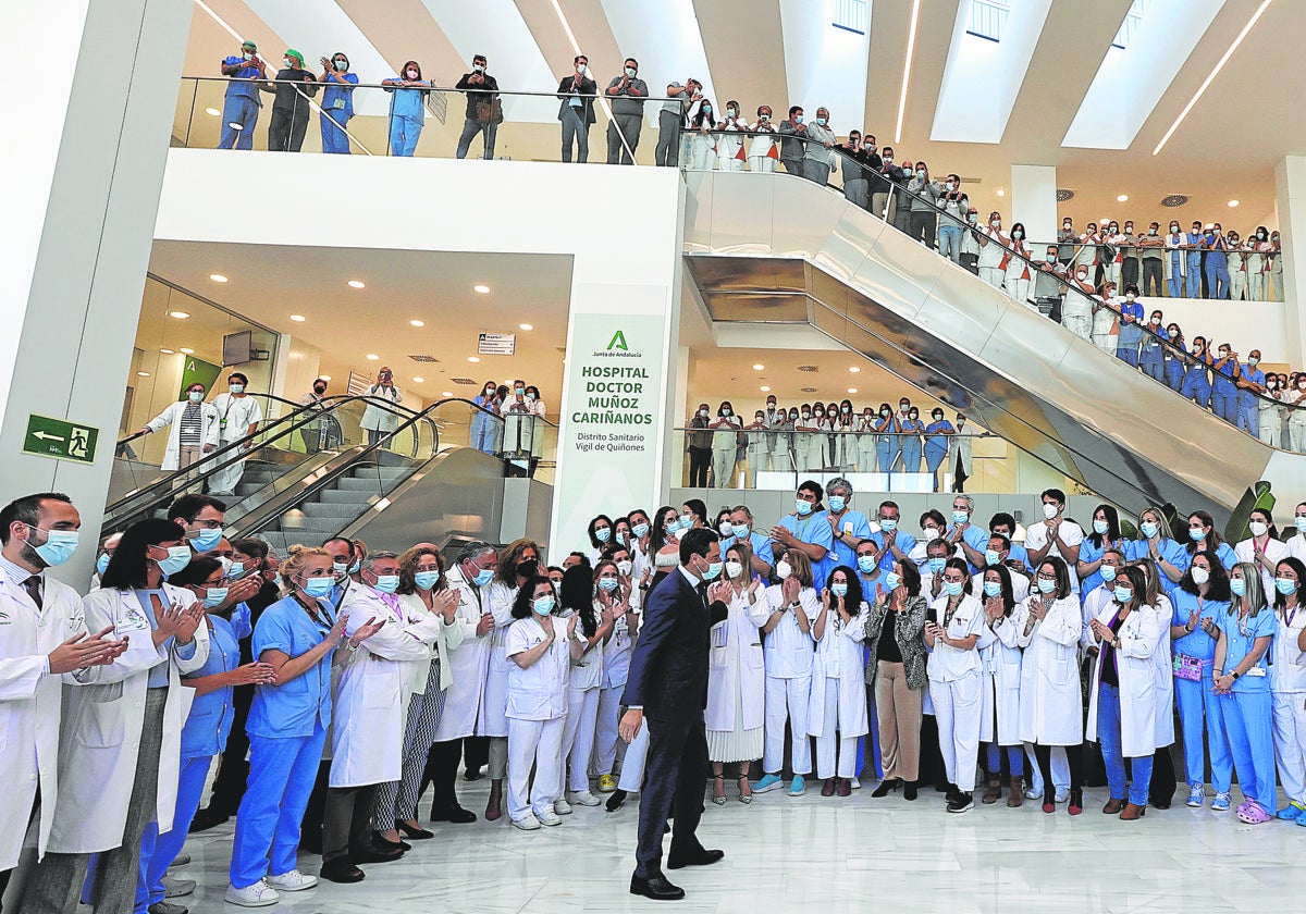 Juanma Moreno, junto a trabajadores del Muñoz Cariñanos, en el impresionante vestíbulo del hospital, con ciertas semejanzas con el de un centro comercial o el de un aeropuerto