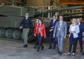 La visita de la ministra Margarita Robles a la fábrica de Santa Bárbara de Sevilla, en imágenes