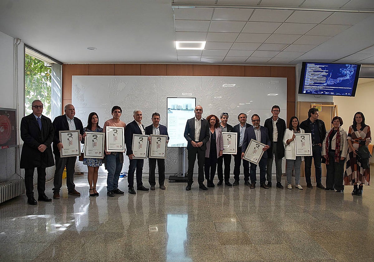 El alcalde de Sevilla, Antonio Muñoz, con los premiados en el tercer concurso de arquitectura