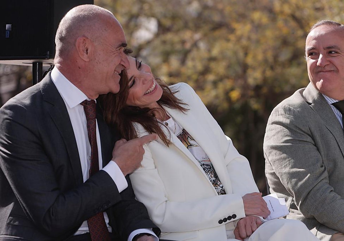 Maribel Verdú con el alcalde de Sevilla, Antonio Muñoz