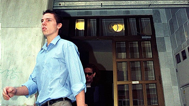 El joven condenado saliendo de los juzgados de Menores durante el juicio en 2001