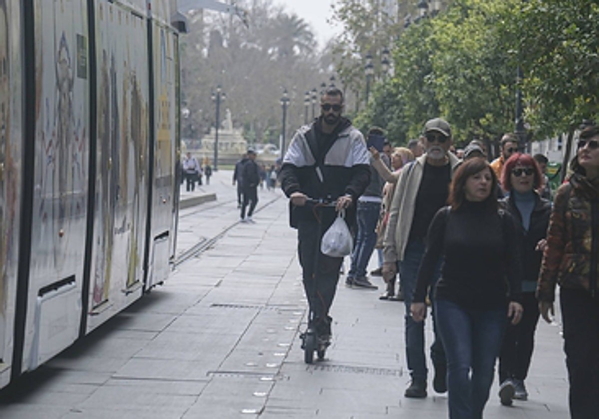 Un joven en patinete por el Centro Histórico de Sevilla